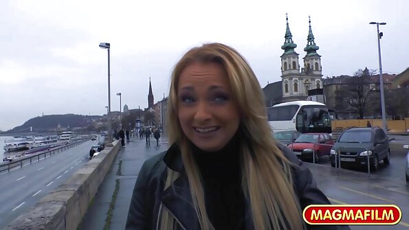 ბიმბო სექსუალური მრგვალი უკანალით ირეცხება სამრეცხაო ოთახში