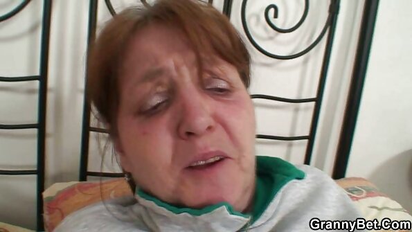 ქერა, რომელსაც პატარა ძუძუები ჰყავს, შეჰყავს მისი თმის ვარცხნილობა