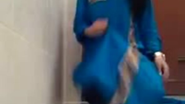 შავგვრემანი, რომელსაც უყვარს მისი დილდო ცხელ სოლო ვიდეოში მისი პუსუით