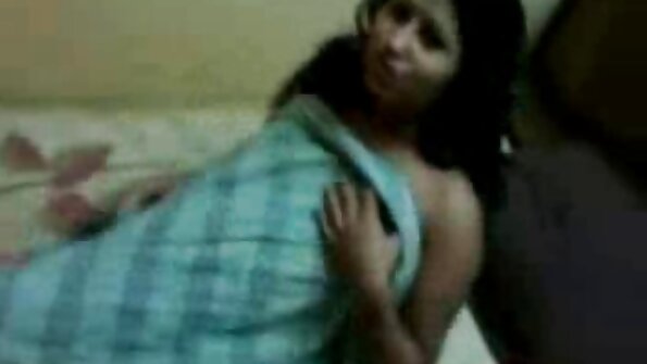 ექიმი, რომელიც იწოვს ექიმს, აყუჩებს თავის პაციენტს დიდი მამლით