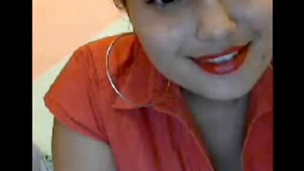 დიდი მკერდიანი ქერა მკერდზე იხურება და მას ეს ძალიან მოსწონს