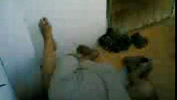 მსუქანი ქერა მსუქანი მრგვალი ტრაკით წოვს დიდ მამალს ტუჩებით