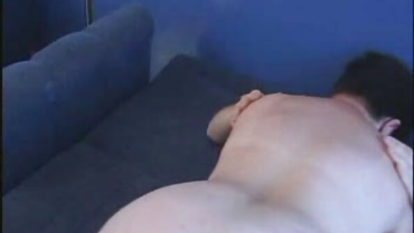 ქერა, ცხელი მრგვალი ტრაკით, მამალს ყელში იჭერს