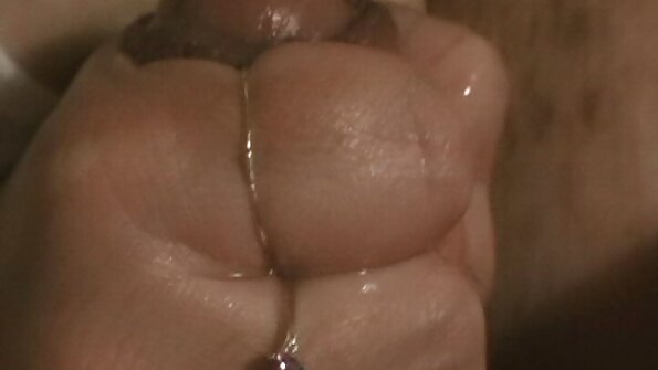 შავგვრემანი ხვეწდება დივანზე ძმაკაცის მიერ