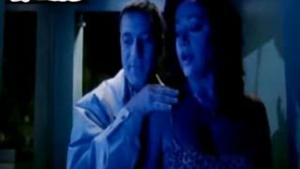 მორგებული მილფი, რომელსაც აქვს დიდი ყალბი ძუძუები, იწოვს დიდ დიკს