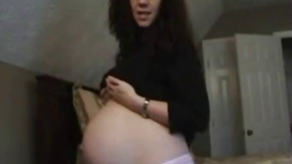 ააფეთქეს ძუძუები მილაფის იოგას ხალიჩებზე