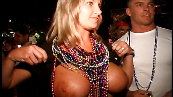 ბიმბო დიდი უკანალით ტყავის დივანზე დარტყმას აძლევს