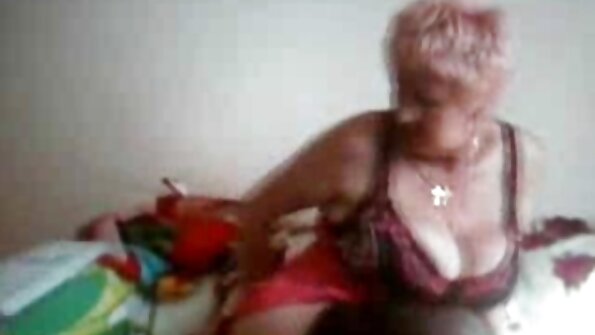 ქერა ქერა სექსუალური ვირით იღებს ანალურ დარტყმას თავისი კაცისგან