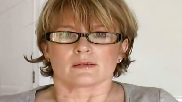 ქერა ქერა სექსუალური პატარა სხეულით კოვზით ხვდება მისი მოწადინებული პარტნიორი