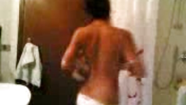 ქერა ქერათმიანი ძუძუები საწოლზე მიაშტერებს