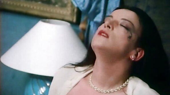 შავგვრემანი, რომელსაც აქვს სექსუალური სახე, უმკლავდება დიდ მყარ მამალს