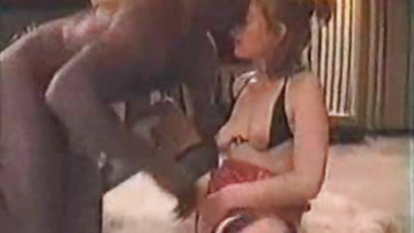 სექსუალური ქერა შავი თეთრეულით ოფლიანდება სოლო ვიდეოში