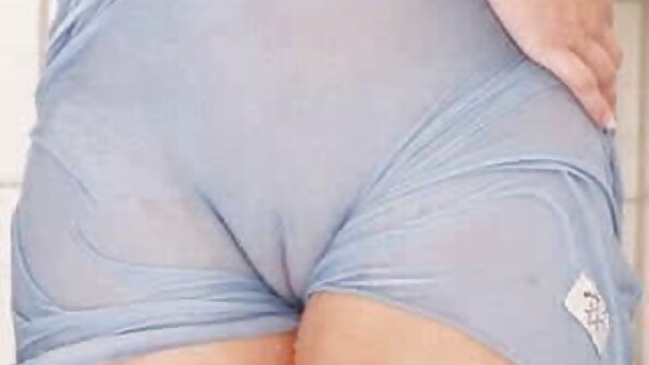 მელოტ ბლოკს უყვარს თავისი მოხდენილი საყვარლის ჩადება სხვადასხვა პოზიციაში