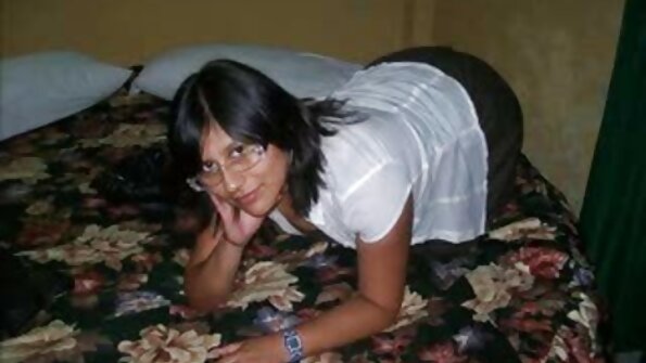 შავგვრემანი აზიელი წიწილა ერირიკა კატაგირი სიამოვნებით თამაშობს