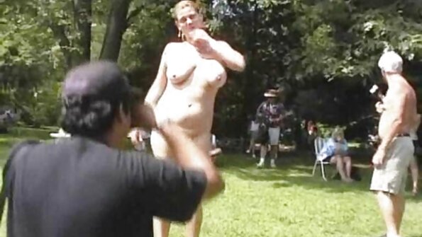 ქერა ქეიფობს ამ ცხელ ოთხთაში და ის ტკბება მამალით