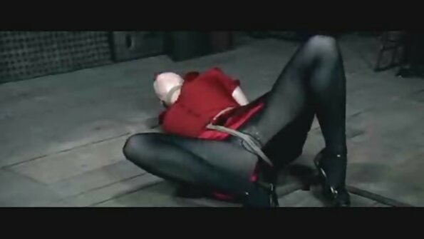 ქერა ძუკნა ძუკნას დილდოს აჭერს თავის სველ გატაცებაში