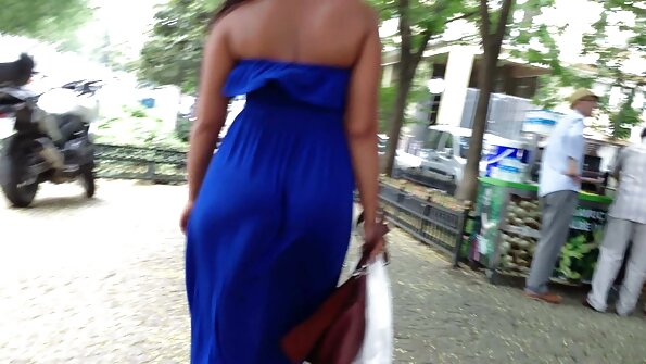 შავგვრემანი ცხელი უკანალით დილდოს ზურგს უკან ატრიალებს და ის კუმშავს