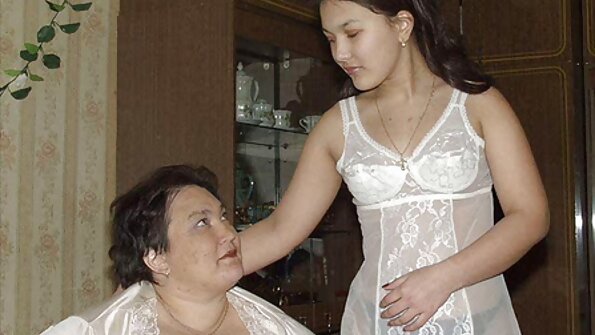 დიდი ძუძუებით დაკეცილი ჭუჭყი ეხვევა მის სველ მუწუკში