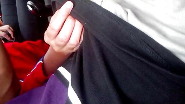 დიდი ბიჭი შეაღწევს ცხელ ქერას წვრილ ჩარჩოში