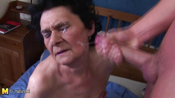 ბიმბო დიდი ძუძუებით ტყავის დივანზე კარგად იჭრება