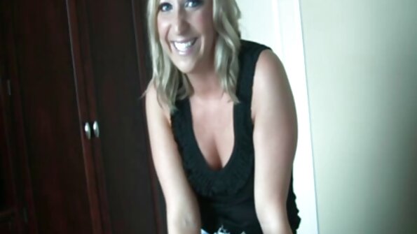 მხიარული მოსიყვარულე შავგვრემანი ზის თავის მჭიდრო ძუკნაზე დიდ დიკზე