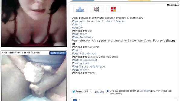 მომხიბვლელ ქალბატონს ვირი და ტუჩები ფართოდ აქვს გაშლილი