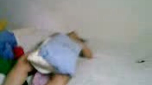 მყარი აზიელი იღებს წითელ ფურცლებზე ერთდროულად ორი მამაკაცისგან