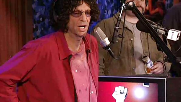 პომადაში მყოფი ანალური ლესბოსელები სათამაშოებს იყენებენ თავიანთი ძირფესვიანებისთვის