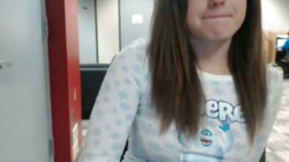 მკერდიანი აზიელი ცოლი თეთრ წინდებში გაბურღულია ორი მყარი ჯოხით