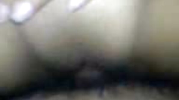 დიდი უკანალი, დიდი ძუძუებით, საწოლზე გვერდულად არის გაკრული