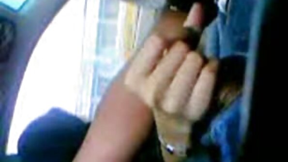 შავი წიწილა, რომელსაც უყვარს თეთრი მამალი, ზის ერთზე, სანამ საწოლზეა