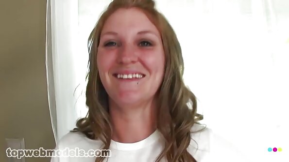 ქერა მანქანის თავზეა და მისი შეყვარებული იძაბება