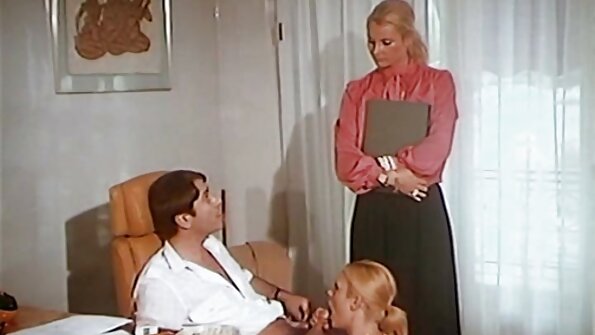 კოხტა შავგვრემანი დიდი ძუძუებით თივაში ტრიალებს