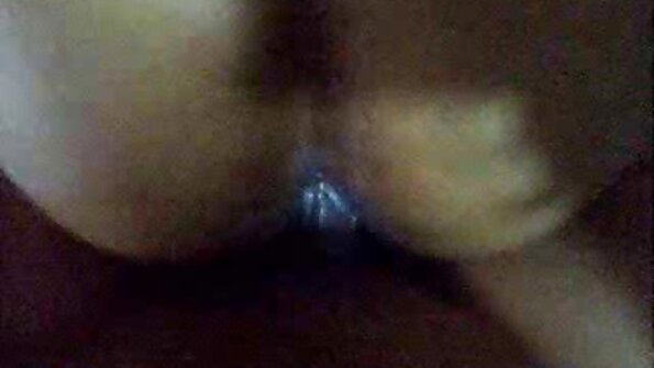 მიმზიდველი რამ, რომელსაც აქვს პატარა ძუძუები და ძუძუები, იძირება