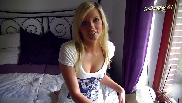 სექსუალური გოგონა, რომელსაც მჭიდრო ტრაკი აქვს, საუნაში მიჰყავს მამალი