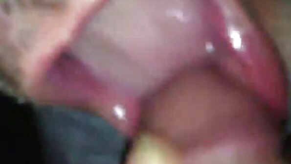 დიდი კაცი უბიძგებს თავის ინსტრუმენტს ქერა ქურდის შიგნით