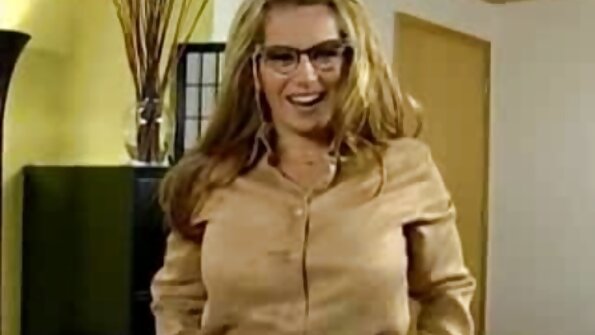 ბოსის ცოლმა წამოიწყო ლესბოსური სექსი თანაშემწის გეგმების დარღვევის მიზნით