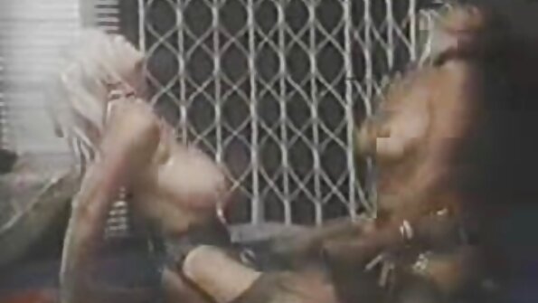 ქერა, რომელსაც აქვს პატარა ძუძუები და ტკბილი პუსი შეღწეულია