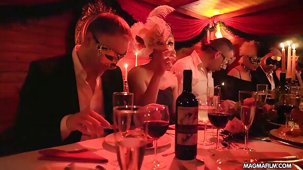 ცხელ წითურს, რომელსაც სექსუალური ტრაკი აქვს, მისი მეგობარი ილოკება