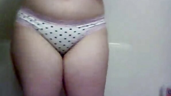 გამხდარი ქალი იძენს ქვედაბოლოს და იძირება