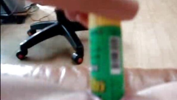 ბიმბო სექსუალური დიდი კონდახით ღრმად არის მიჯაჭვული დივანზე