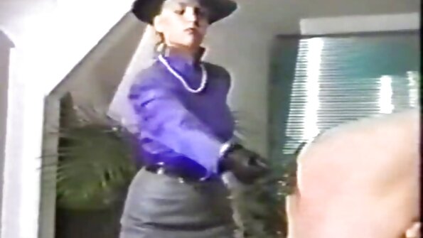 ქერა, რომელსაც აქვს დიდი ტრაკი, ხვდება ძუკნას ძუკნაში