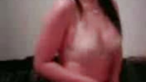 ქერა მსხვილი ძუძუები იძირება მის უკანალში და პირში