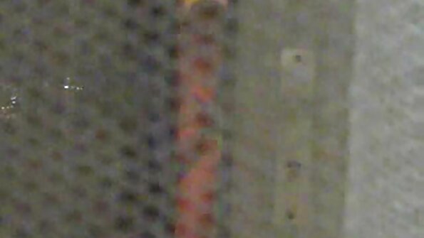 სექსუალური შავგვრემანი ლამაზი სხეულით იძირება სამეულში