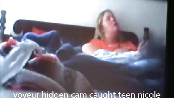 ქერა ქალი ნატურალური ძუძუებით არის მის პარტნიორზე თავზე დიდი მამლით