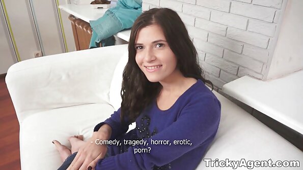 შავკანიანი გოგო აუზთან შიშველი ტკბება ბიჭთან ერთად