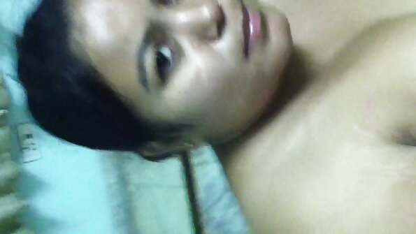 შავგვრემან გოგონას უყვარს მამაკაცის ყურება სხვა წიწილთან ერთად